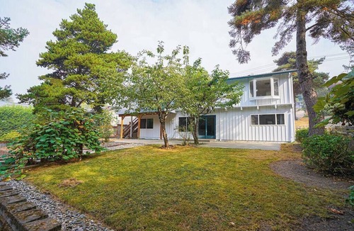 Mercer Island House | Serene Mercer Island 3B Lower Unit near LR station