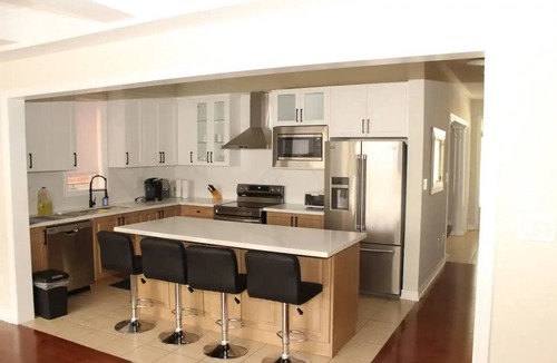 Markham House | Serene & Modern ~ 10min to Downtown ~ Yard ~ Pkg!