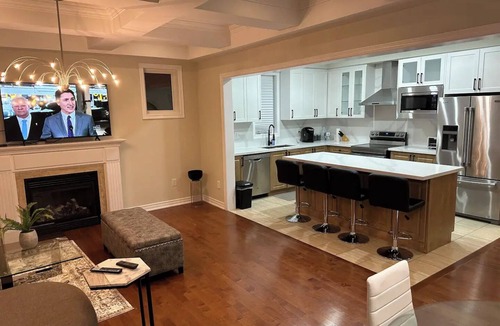 Markham House | Serene & Modern ~ 10min to Downtown ~ Yard ~ Pkg!