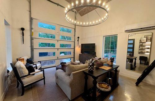 Pinhook Corner House | Serene Modern Hot Tub Cabin with Valley Views near Lake Tenkiller, Vian, Oklahoma