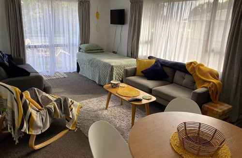 Waitara House | Serene near the sea