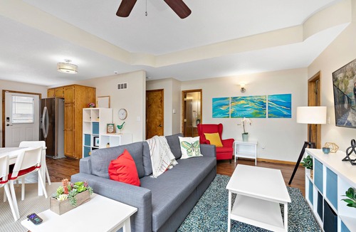 Raymore House | ⭐️ Serene Oasis ✅ 3 King Beds ✅ Fast Wifi ✅ Free Parking