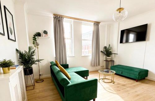 Brighton City Centre Apartment | Serene Ocean Side Apartment BTN