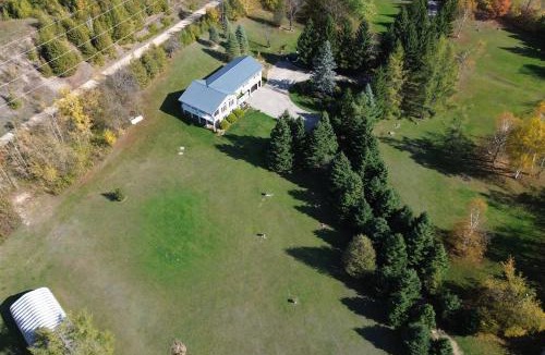 Melancthon House | Serene Paradise - Farmhouse with Pond & Hottub