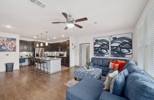 Central Southwest Apartment | Serene Pool view and Comfort 1.5 mi to NRG stadium