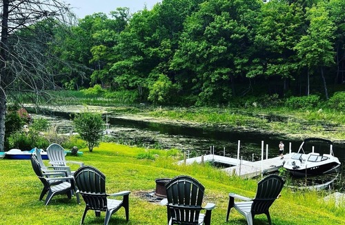 Wolcott Cottage | Serene Port Bay Cottage: waterfront, 3 kayaks, pedal boat, fire pit, grill, ac