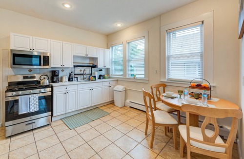 Teaneck Apartment | Serene Quiet 1BR in Teaneck/13MI to NYC/Laundry/King Bed/Ideal for Extended stay