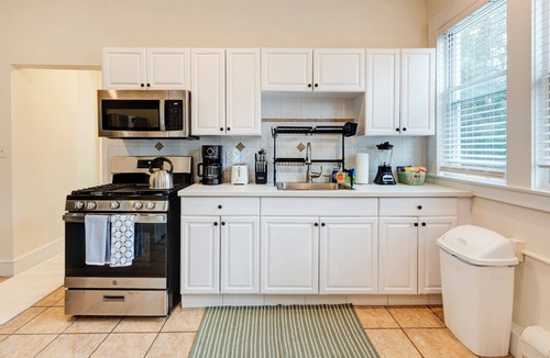 Teaneck Apartment | Serene Quiet 1BR in Teaneck/13MI to NYC/Laundry/King Bed/Ideal for Extended stay