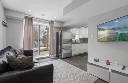 Oshawa House | Serene ravine retreat. 2 mins drive to great fun world Arcade !