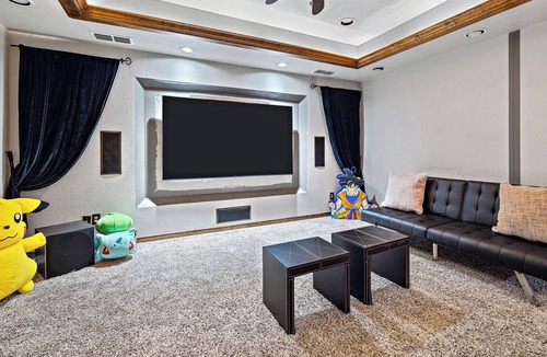 Coppell House | Serene Retreat with Heated Pool, Hot Tub, Sauna - Just 15 Minutes to Airport!