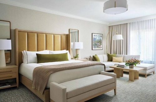 Braselton Hotel | Serene Room w/Elegant Design Ideal for Family Retreats Near Atlanta – 50 Min
