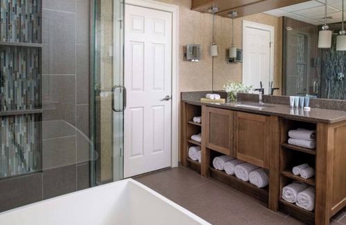 Braselton Hotel | Serene Room w/Elegant Design Ideal for Family Retreats Near Atlanta – 50 Min
