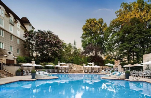 Braselton Hotel | Serene Room w/Elegant Design Ideal for Family Retreats Near Atlanta – 50 Min