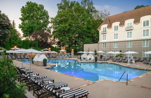 Braselton Hotel | Serene Room w/Elegant Design Ideal for Family Retreats Near Atlanta – 50 Min
