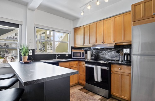Central Beach Apartment | Serene Seaside Escape: 1BR Bliss!