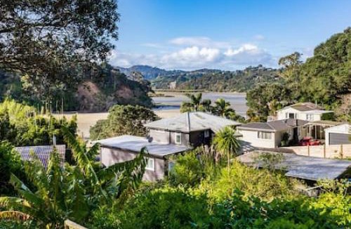 Laingholm House | Serene Shoreline with seaview and spa pool