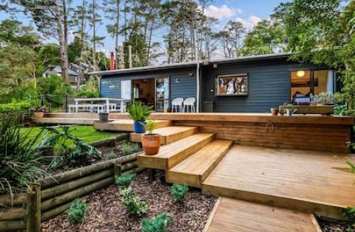 Laingholm House | Serene Shoreline with seaview and spa pool