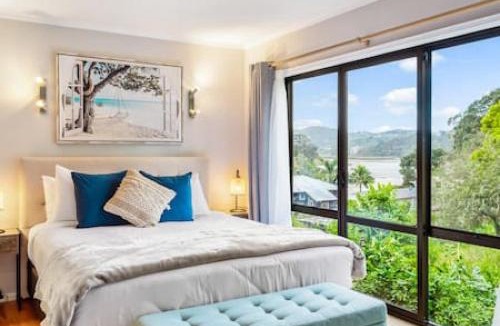 Laingholm House | Serene Shoreline with seaview and spa pool