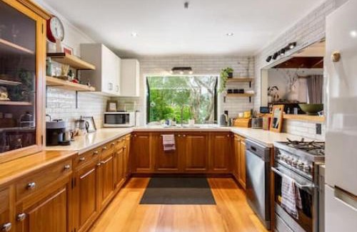 Laingholm House | Serene Shoreline with seaview and spa pool