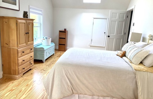 Gardiner House | Serene & spacious cliff views, fireplace, hot tub