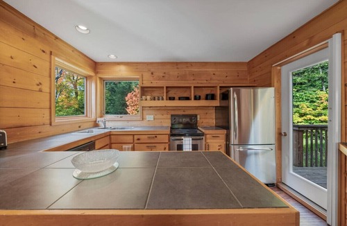 Glen Huron Ski Chalet | Serene Spacious Home in Beautiful Creemore