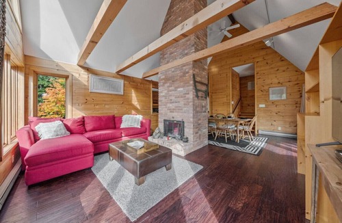 Glen Huron Ski Chalet | Serene Spacious Home in Beautiful Creemore