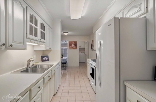 Springlake House | Serene & Spacious Townhouse with Private Patio