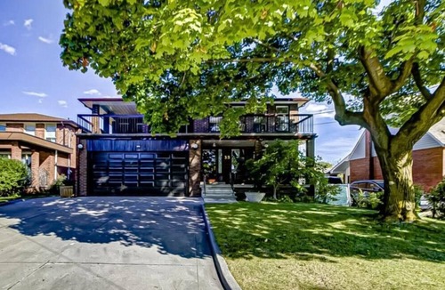 Lawrence Heights Villa | Serene Stay