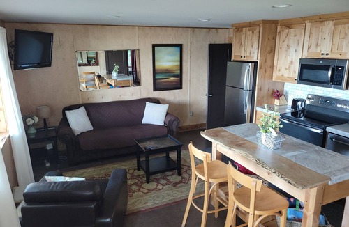 Adelma Beach Apartment | Serene Sunset Suite on Historic Discovery Bay