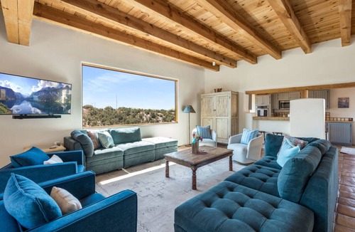 Northeast Santa Fe House | Serene Sunsets & Mountain Views w Arcade & Hot Tub