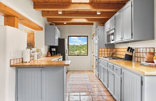 Northeast Santa Fe House | Serene Sunsets & Mountain Views w Arcade & Hot Tub