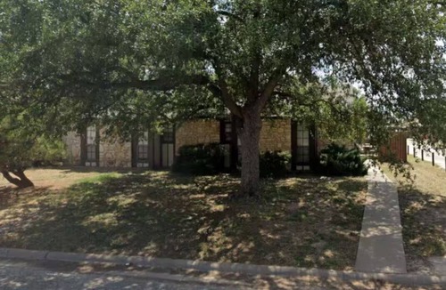 San Angelo House | Serene under the trees pet friendly haven