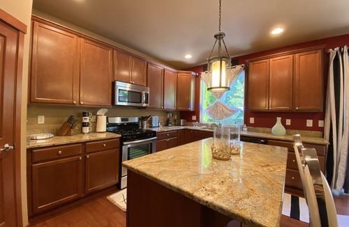 Mill Creek House | SERENE VILLA: Romantic get-away while WFH