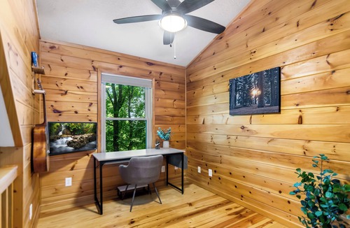 Walnut Mountain Cabin | Serene Walnut Mountain Getaway Hot Tub & Fire Pit Pet Friendly!