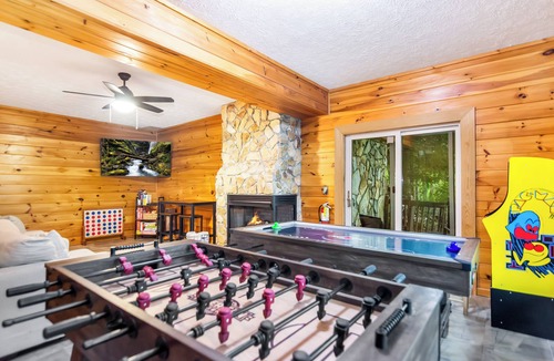 Walnut Mountain Cabin | Serene Walnut Mountain Getaway Hot Tub & Fire Pit Pet Friendly!