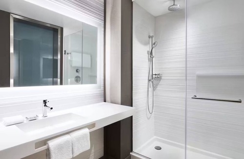 Portland Hotel | Serene Waterfront Room in Portland Perfect for Couples – Near Casco Bay Ferry