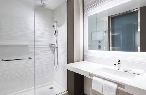 Portland Hotel | Serene Waterfront Room in Portland Perfect for Couples – Near Casco Bay Ferry