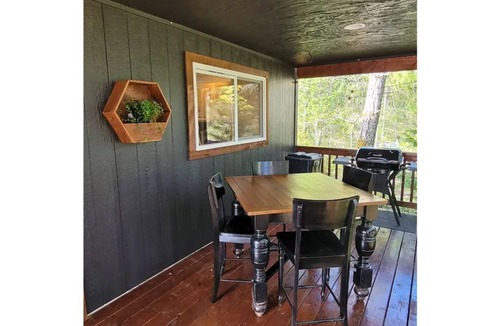 Grapeview Cottage | Serene waterfront cottage