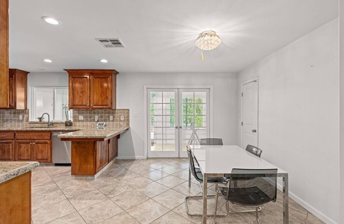 Bakersfield House | Serene Waterfront Getaway-Relax by the River