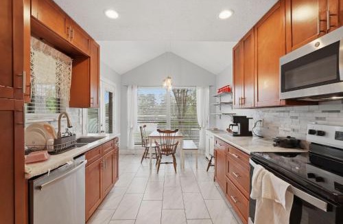 Crosby House | Serene Waterfront Haven Spacious 3BR in Newport