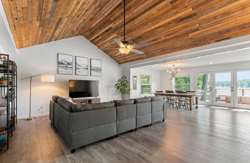 Covington House | Serene Waterfront Home @ Jackson Lake Escape