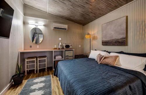 Alvord House | Serene Woodland Cabin Oasis near Trinity River in Texas