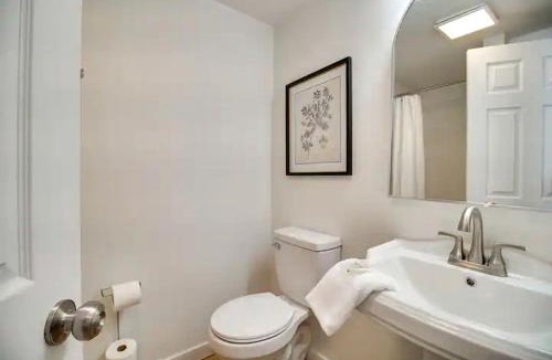 Gentry House | Serene Woodland Studio Retreat with Outdoor Amenities, Near Fishing, Hiking & Gentry, AR