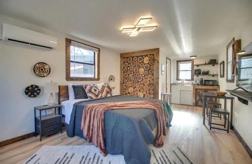 Gentry House | Serene Woodland Studio Retreat with Outdoor Amenities, Near Fishing, Hiking & Gentry, AR
