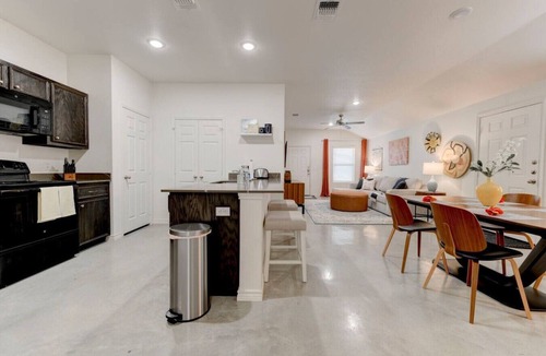 Heidenheimer House | Serene Worker Retreat in Temple