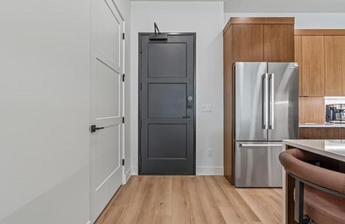 Eagle Apartment | Serengeti Suite in Downtown Eagle