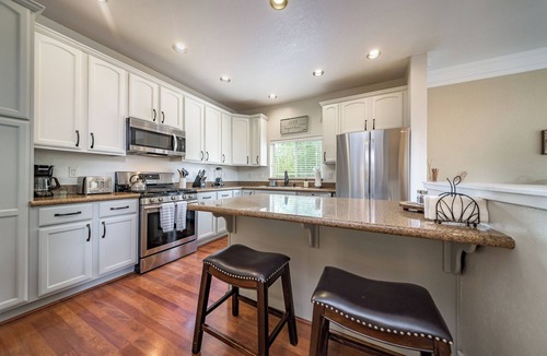 Ponderosa Trails House | Serenity Awaits: Pine Trees Retreat w/AC and EV