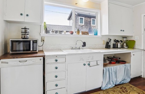 Downtown Cannon Beach Cabin | Serenity - Beachcomber Vacation Homes