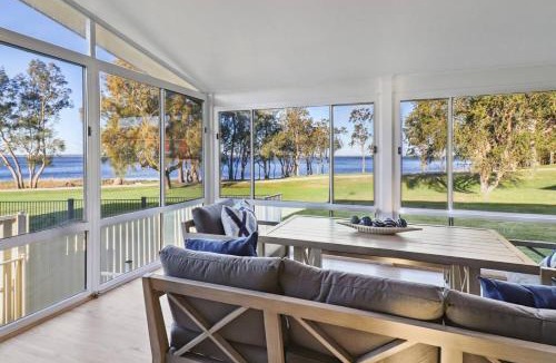 Tuggerawong House | Serenity by the Lake