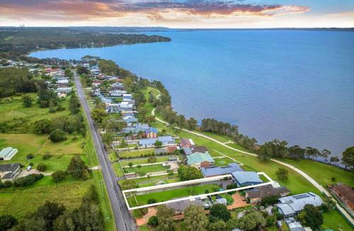 Tuggerawong House | Serenity by the Lake
